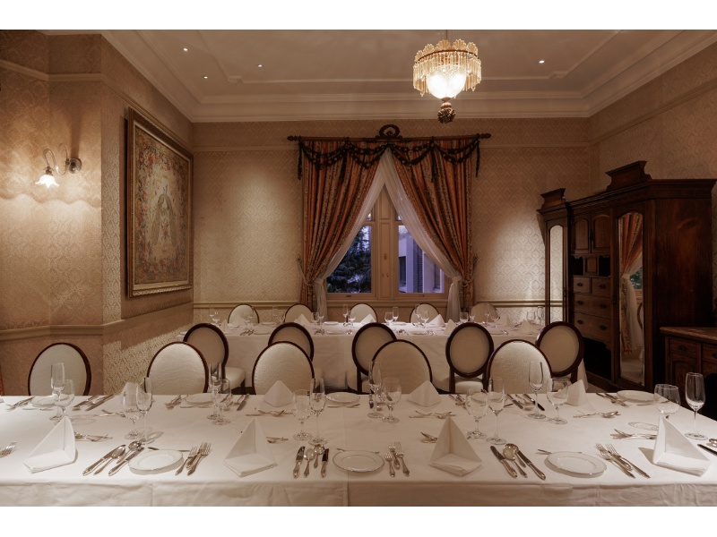 鳳凰の間

西と南、2面の大きな窓から自然光が注ぐ明るい雰囲気に包まれた一室。
扉の内側には短いアプローチが設けられています。
国内外の賓客のためのゲストルームとして使用されました。
現在はカフェ、展示会やビュッフェパーティーの場として、静かな気品をたたえています。