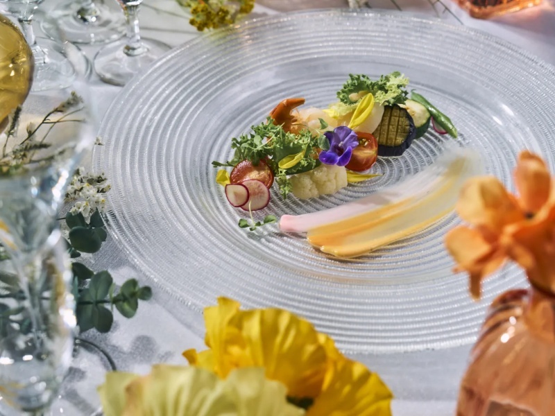 目の前で仕上げる料理の数々。ライブキッチンの臨場感と出来立ての美味しさが、特別な一日を彩ります。