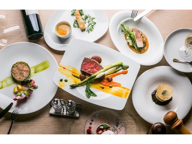 前菜からメイン、デザートで構成されたお料理は、味わいはもちろん、見た目にもこだわった内容。落ち着いた空間で、会話とともにお食事をゆっくりとお楽しみいただけます。少し特別な集まりにおすすめのプランです。