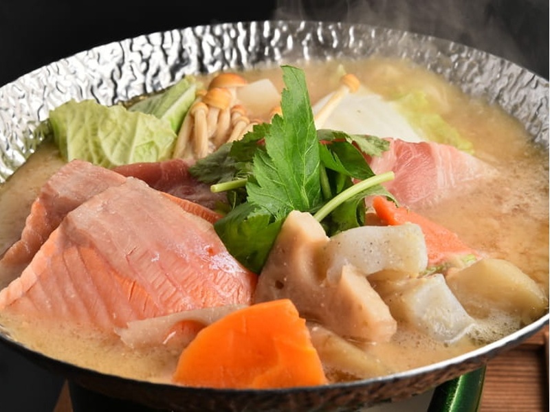 信州産の厳選食材を使った創作会席は、宴会をより豊かに彩る逸品揃い。温泉旅館ならではの落ち着いた雰囲気の中でご堪能ください。