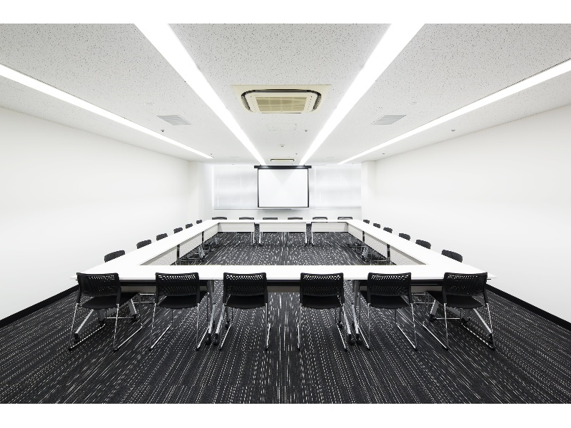 30名～50名規模の中会議室になります。
研修・会議等多岐にわたりご利用可能です。
※ロの字サンプルレイアウトになります。