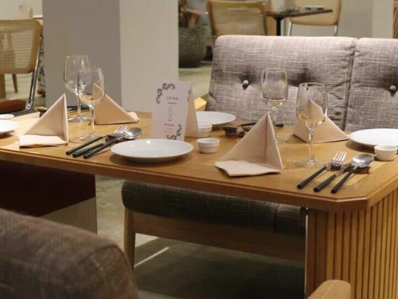 くつろぎのソファ席でのおもてなし