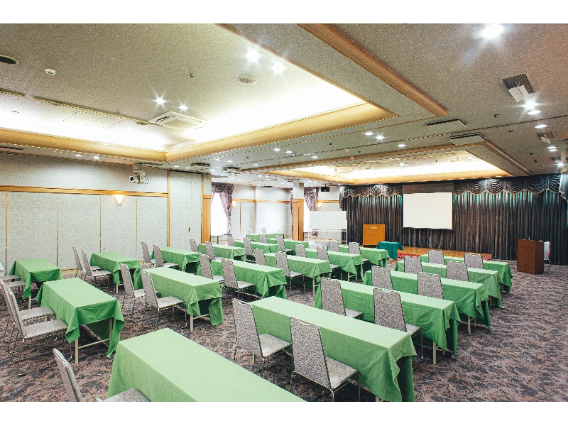 研修・会議には洋室「平城の間」でのスクール仕様がおすすめです。会場前には広めのホワイエとクロークカウンターが併設。会場内フリーWi-Fiがお使いいただけます