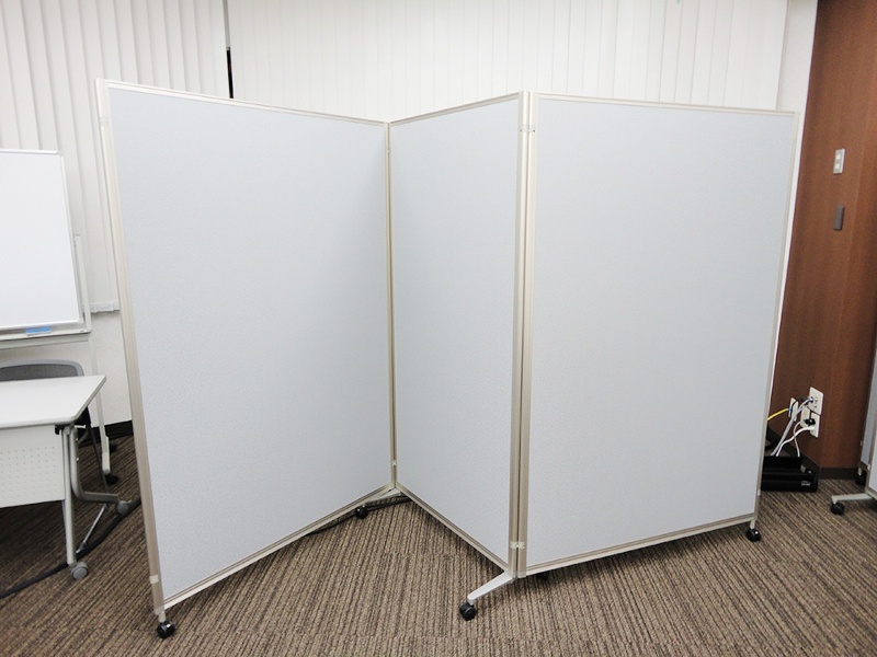 【多目的ホール】三つ折りパーテーション2枚あり
