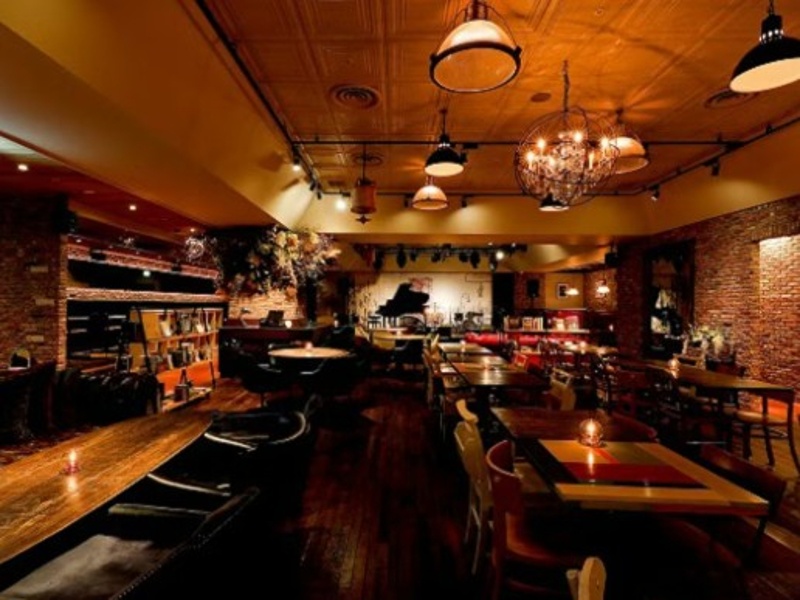 ューヨークのブルックリンにあるスタイルをイメージした、開放的でスタイリッシュな空間が特徴