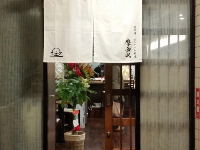 白い暖簾をくぐると、落ち着いた雰囲気の店内へ。都会の喧騒から離れ、まごころこもったおもてなしを。