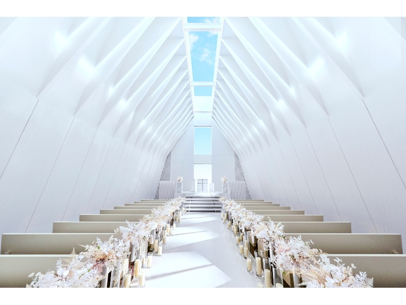 【チャペル】
2024年9月リニューアル。天窓からふりそそぐ光が優しく照らす落ち着いた空間に、やわらかな水音が響き、厳かで幻想的なムードに包まれます。演奏会や表彰式、トークセッションを含む企業セミナーなど、格式あるイベントにもご利用いただけます。