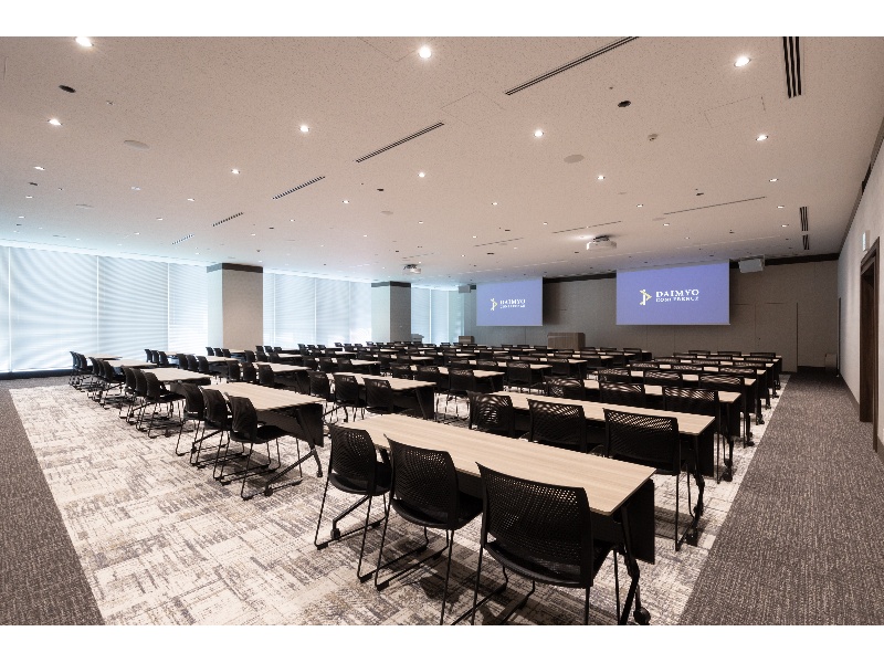 Link Room 1(最大240名)
最大で240名が着席可能な、当施設で最も広い空間です。150inchワイドの2面スクリーン、4K相当の天吊りプロジェクターを常設。セミナーや製品発表会でのご利用におすすめです。