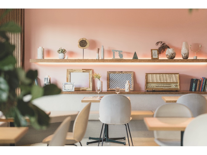 1階ロビーはワークスペースとしても快適。２階で会議、１階でブレイクタイム、という使い方も。