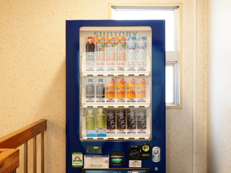 同フロア内に自動販売機がございます。