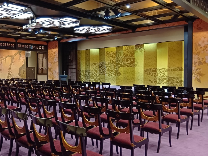 【4階：豊明】シアター150席
常設ステージもあり、表彰式などのセレモニーに最適