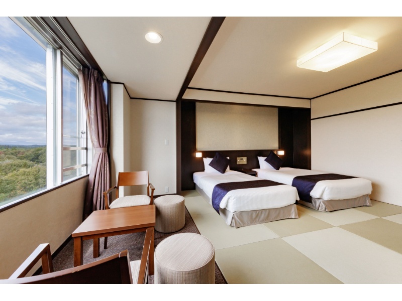 【スーペリアツイン】畳の上にベッドを配置したスーペリアツインルーム