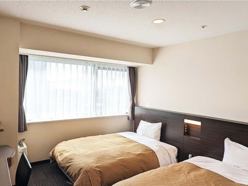 ツインルーム
窓が広く、シングルユースでの利用も可能です