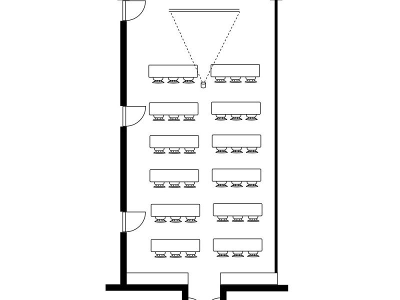 最大72名（シアター型）まで収容可能なスクール形式の図面です。面積92.4㎡の広々としたフロアを活かし、演台やプロジェクター、複数のホワイトボードを効率的に配置可能。参加者の動線を広く取りつつ、後方からも視認性を保てるゆとりある配置計画です。