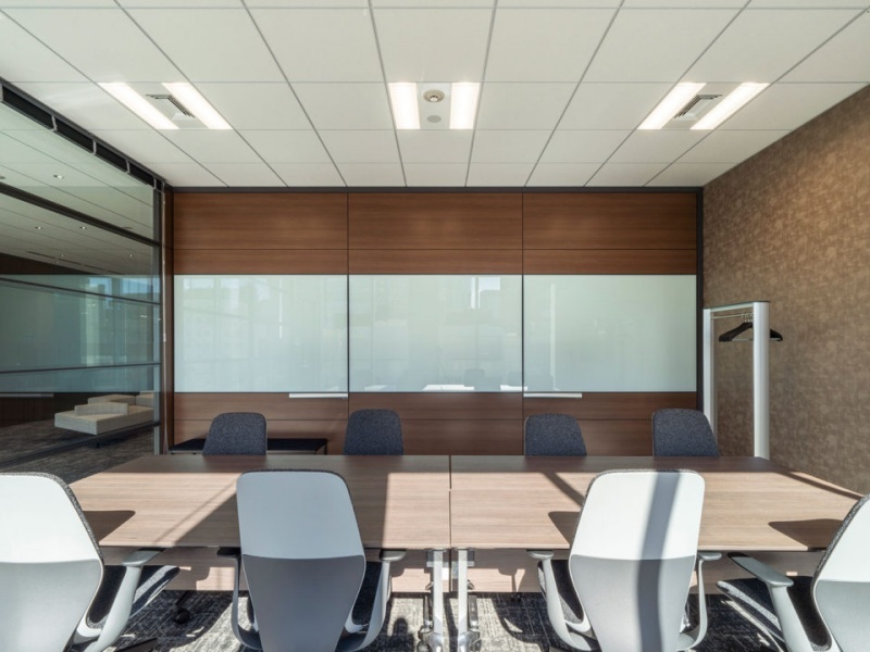 壁一面に備え付けられたホワイトボードは、会議のアイデア出しや情報共有に最適です。室内にはハンガーラックも完備しており、コートや荷物がある際もスマートにご利用いただけます。機能性と居心地の良さを両立した空間です。