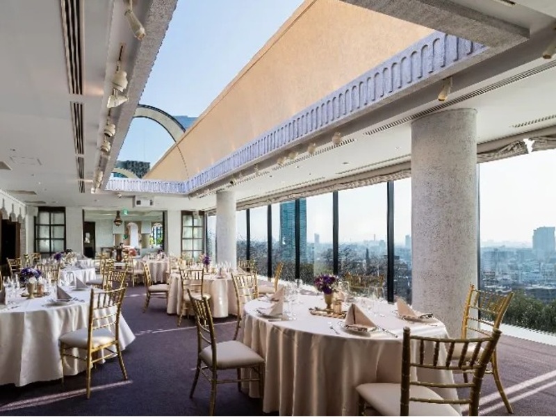 六甲の山々と空に抱かれた【ミラージュ ヴィラ】
神戸の絶景を一望する特等席

着席：20名～70名　立席：100名
（内メインダイニング　142㎡/43坪）