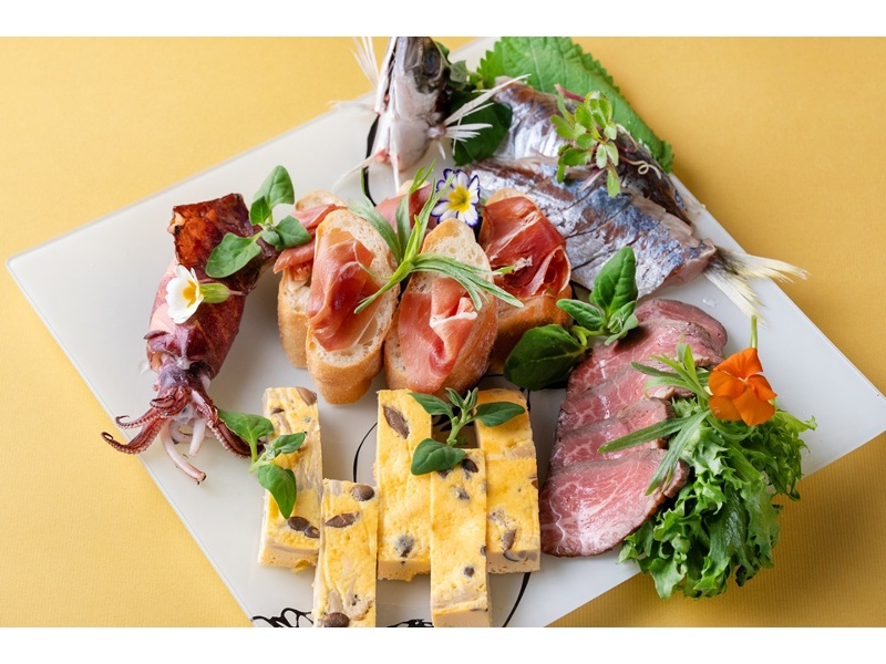 ｜　コンフォートプラン　｜
立食でも着席でも対応可能（立食は最大150名様まで）オープンキッチンで作る出来立ての料理と充実のフリードリンク。渡辺通に面した広々とした会場で語らいのひと時を。　