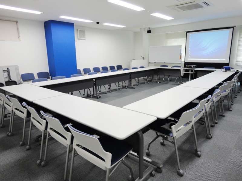 【Room5A】利用例：ロの字スタイル　※スクールスタイルでの貸出しです。ロの字へ変更はお客様にてお願いいたします。