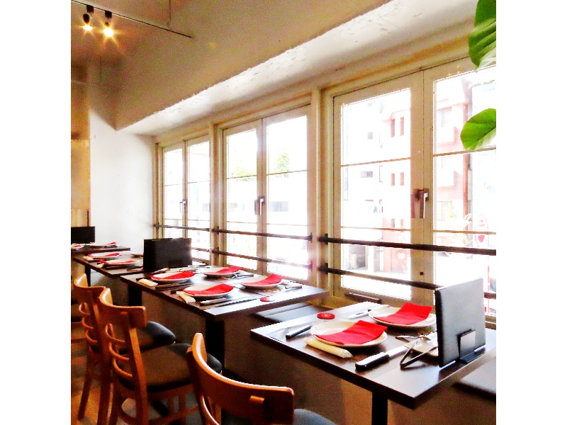 窓際のソファー席は明るい日差しが差し込み快適な空間でシュラスコ食べ放題をお楽しみいただけます