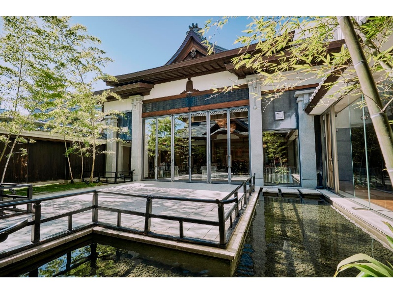 会場『セイガ』に隣接する清らかな水を湛えたガーデンテラス。