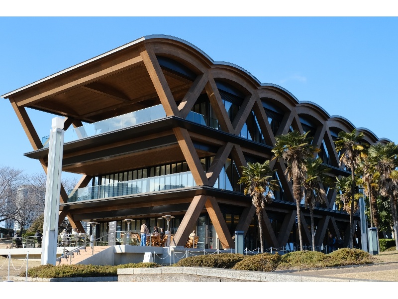 【外観】
印象的な木造建築がゲストを迎える外観。企業のオフサイトパーティーや記念イベントなど、特別感のある懇親会会場として選ばれています。