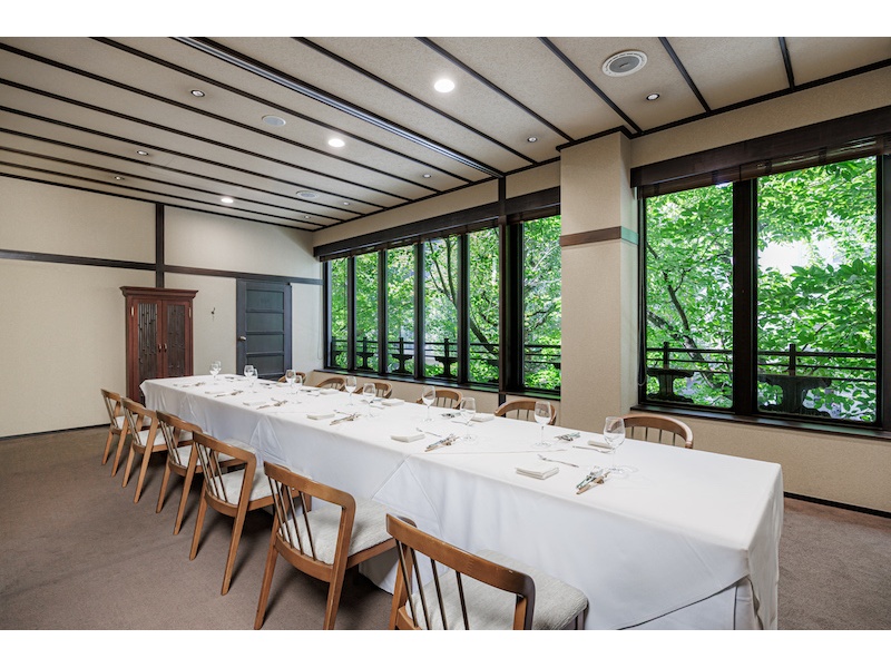 少人数様でのパーティーや会食会などに最適なお部屋です。
コンパクトなスペースでありながら、大きな窓から広がる景色や差し込む光が開放的な空間。
ご接待など大切なビジネスでのご利用にもおすすめです。