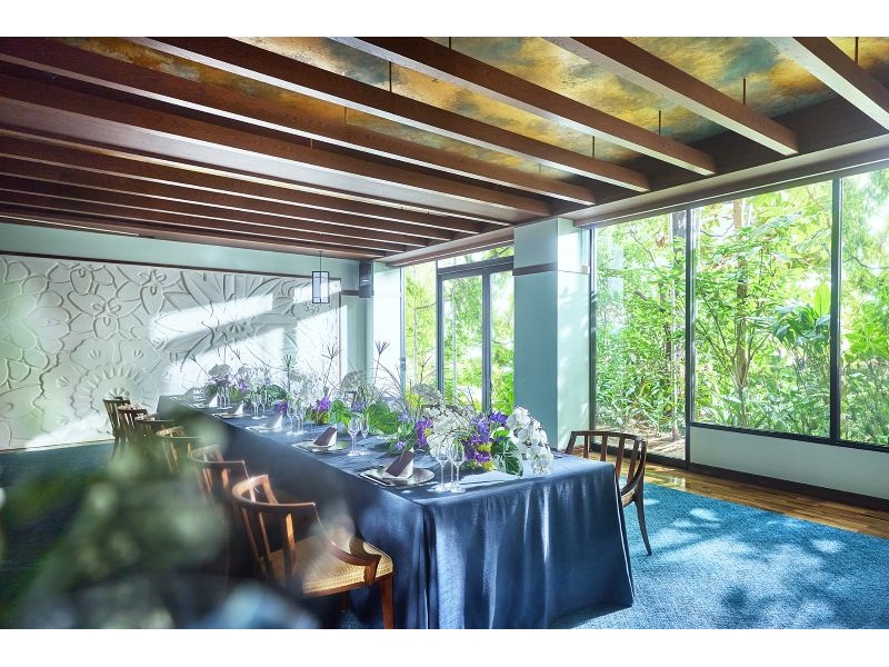 別邸KEYAKI　1F【リンデン】
縁起の良いとされる菖蒲の天井画が飾られ、上質で落ち着いた空間です。ゆっくりとした時間の中で特別な一日をお過ごしいただけます。
着席：38席 立食：40名 スクール：27名 シアター：58名 流し：24席