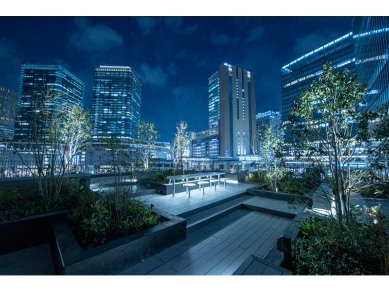 店舗に隣接するテラスの夜の風景