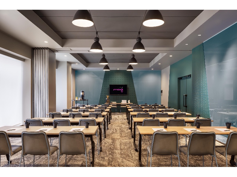 多目的スペース(ミーティングルーム/地下1階):
クラスルームスタイル、30名様まで収容可能