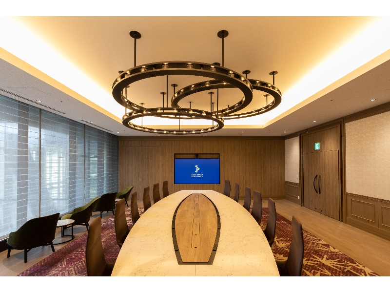 Board Room(12名)
大理石調の天板を用いた造り付けのテーブルに、快適な座り心地のハイバックチェアを12席ご用意しております。最新設備でクリアな音声・映像のオンライン会議も可能です。