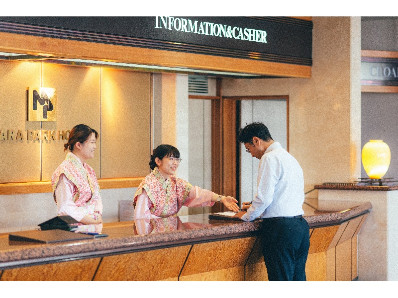 フロントカウンターサービスはいつも笑顔でのご対応を心がけております