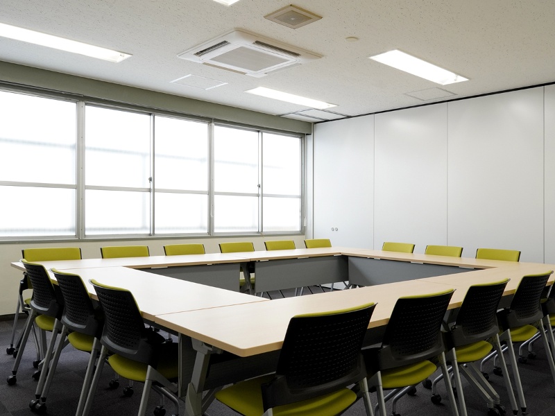 四谷三丁目駅徒歩2分と駅近＆リーズナブルな会議室です。※ロの字形式　18名着席可能。
