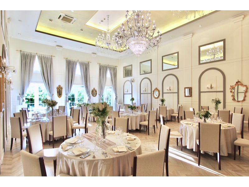 天井高6m×シャンデリアの上質空間会場。
隣接のガーデンも自由にご利用いただけます。