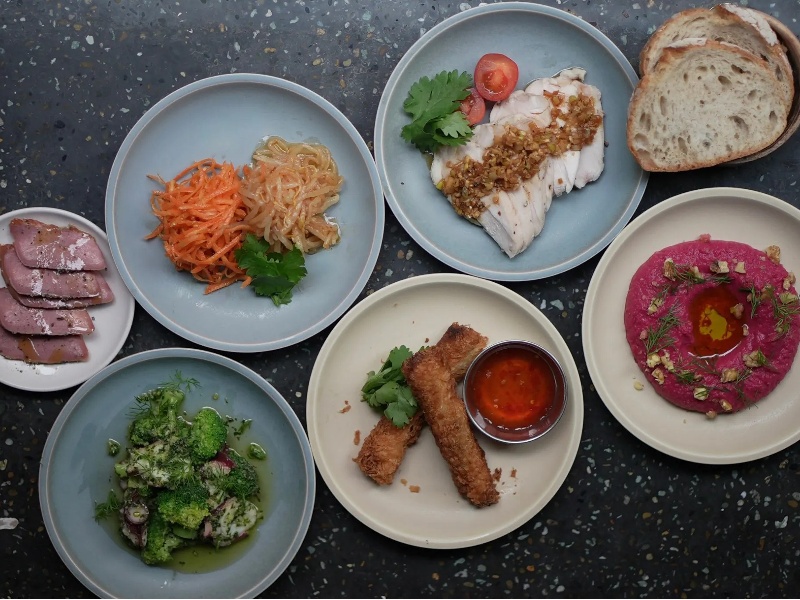 自家製ドリンクとこだわり料理でおもてなし