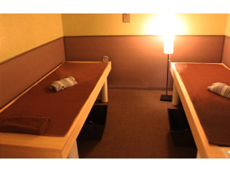 溶岩石のベットで温まり、体の疲れが癒されます。｜1室2名定員 50分間貸切 2,100円