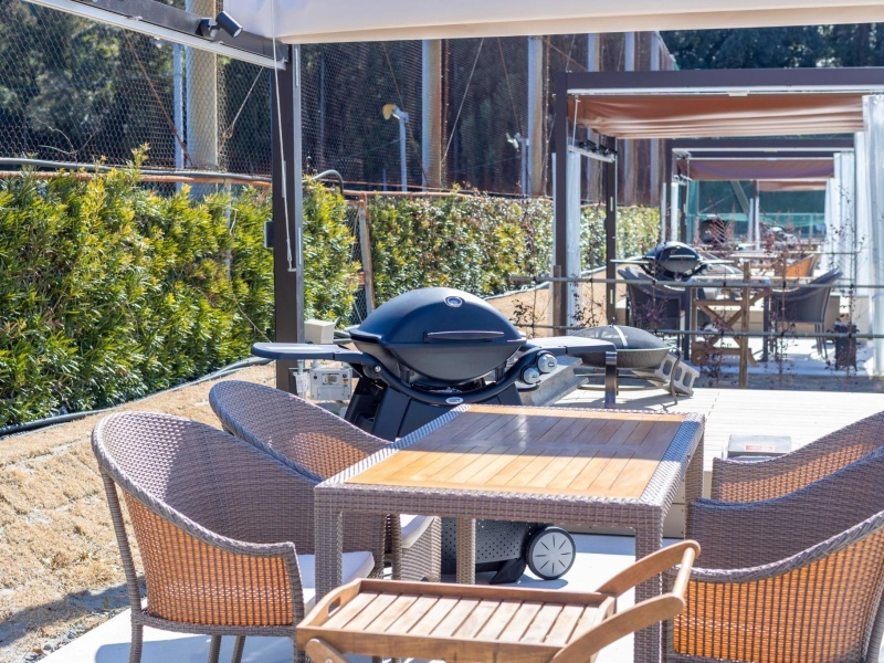 BBQグリル完備の、プライベート感あるアウトドア食事スペース