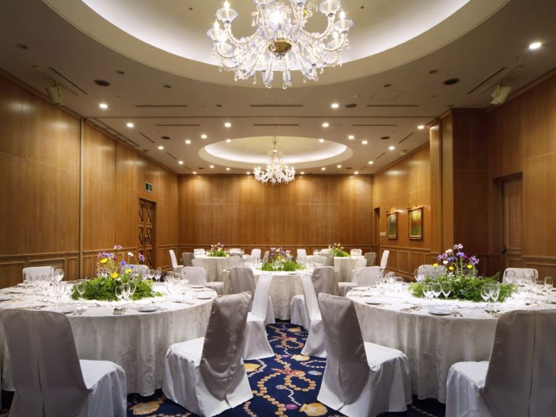 ヨーロピアンムードの格調高いバンケットルーム「海星」は80名様までのお集まりにご利用いただけます。 会議やセミナーなどにもお使いいただけるよう、会場にはスクリーンやホワイトボードを壁に組み込んでいます。 