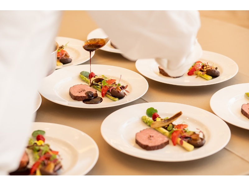 シェフこだわりの料理は、旬の食材を使用し、目でも舌でも楽しめる華やかな一品をご用意しました。