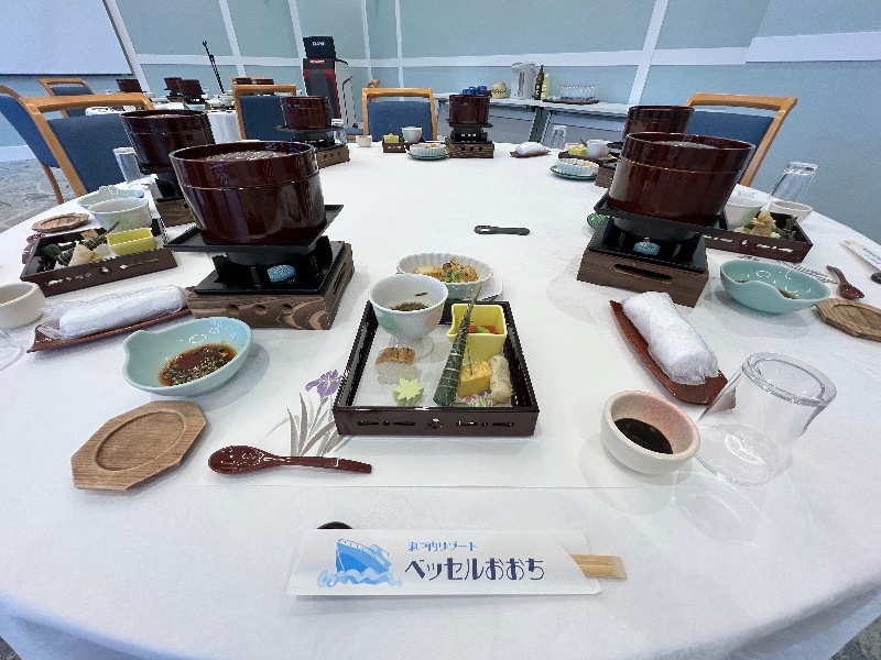 スタンダードな宴会でのご用意状態となります。
季節により会席の内容は異なりますので、事前にお問い合わせください。