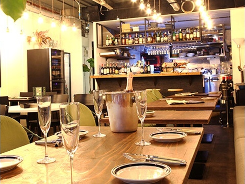 ゆったりくつろげるソファー席