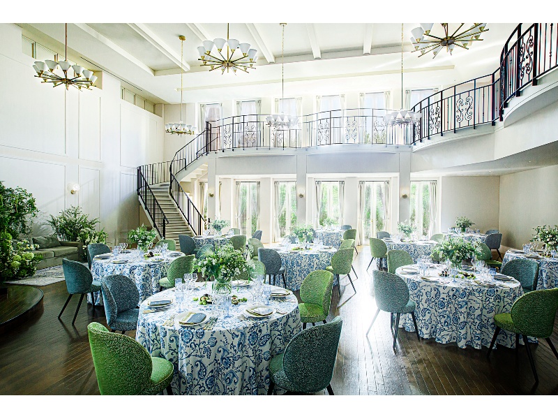 【10名~130名】
自然光が差し込むアットホームな邸宅
艶やかな花々に包まれて上品で優雅な時間を過ごすテラスから 陽射しが射し込む