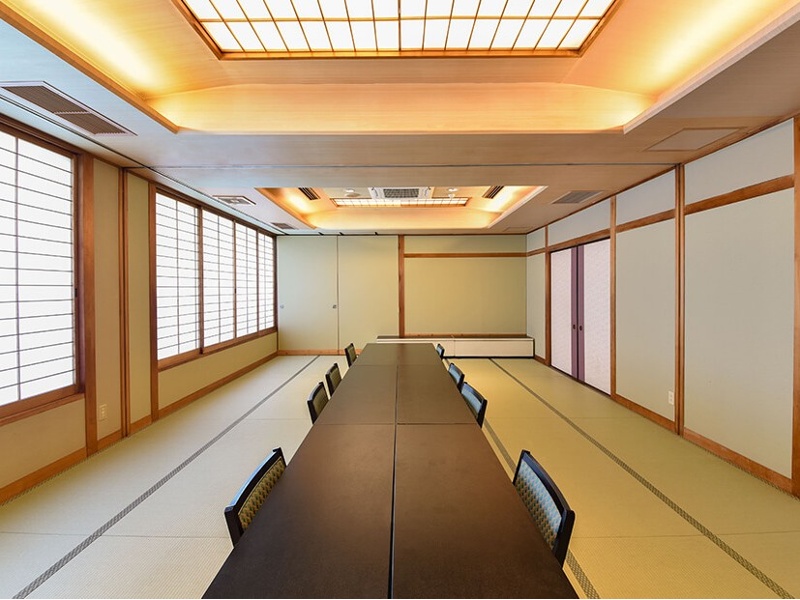 座卓・テーブル卓・円卓とスタイル自在。結婚披露宴から忘年会、リゾート会議まで幅広い用途に対応します。