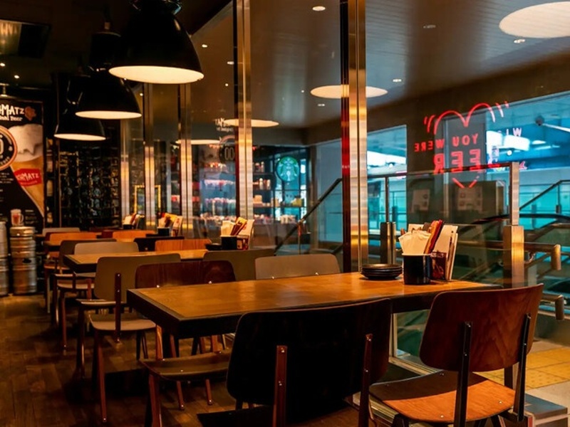 雨に濡れずアクセスできる駅直結の宴会会場。