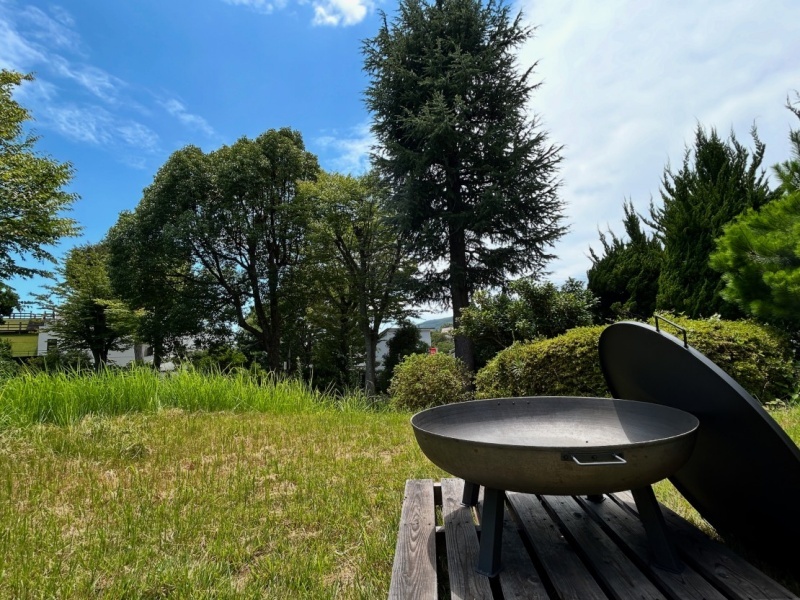 BBQ場のすぐ横にはキャンプファイヤー設備もご用意しました。別料金ではありますが、花火もこちらでご利用可能です。