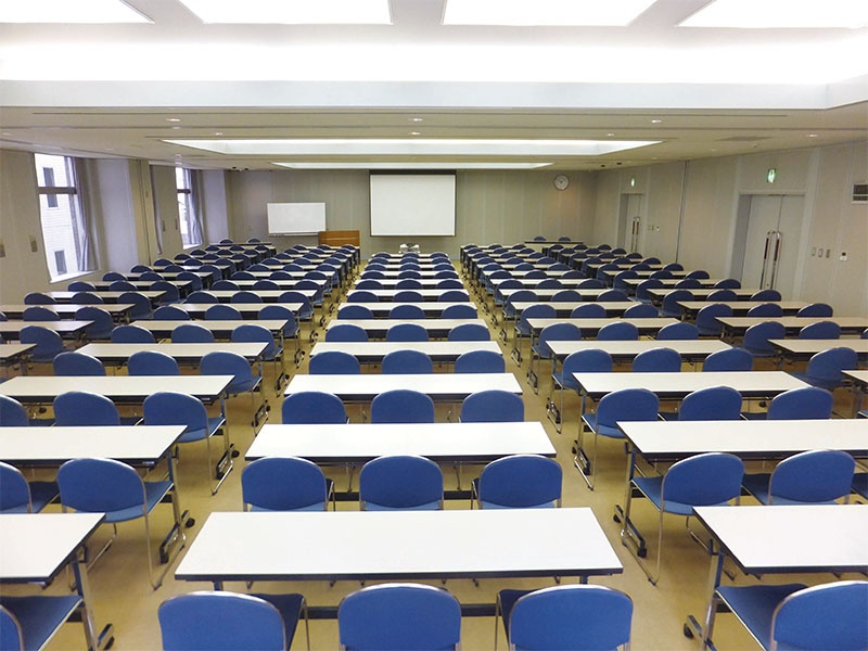 2F 大会議室（全室）スクール形式最大225名