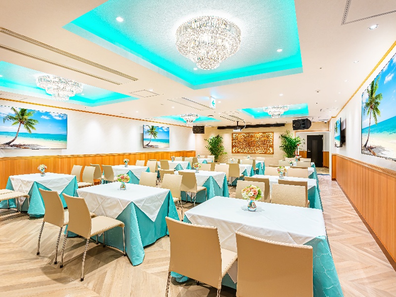 このたび会場が全面リニューアルいたしました。
新しい空間では 最大60名様までの着席スタイル、立食では最大100名様まで ご利用いただけます。
パーティーや表彰式、懇親会など、さまざまなシーンに対応可能な広々とした会場に生まれ変わりました。