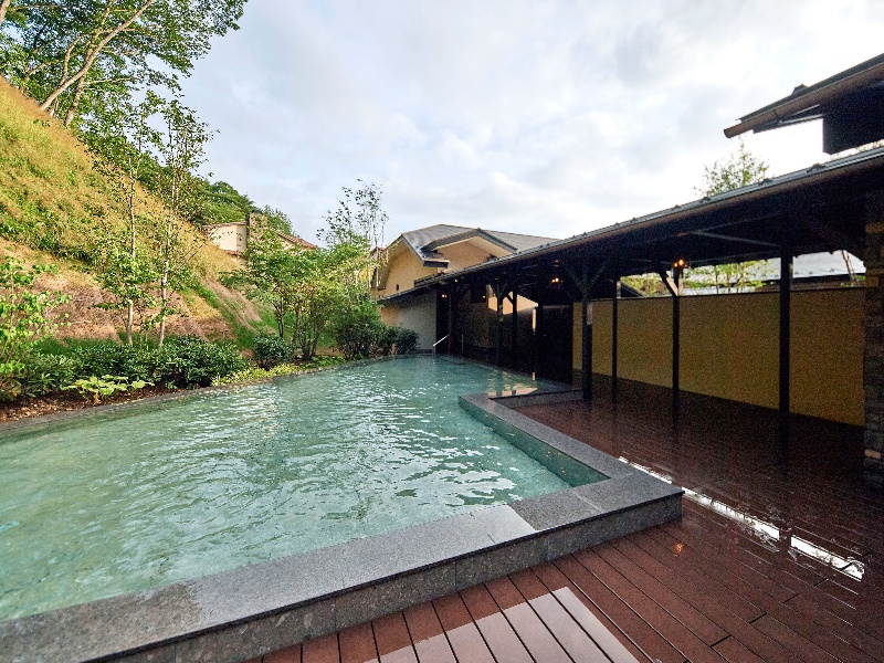 天然温泉は、三大美人泉質とも呼ばれる「炭酸水素塩泉」。切り傷や美肌に効能がある体にやさしい温泉