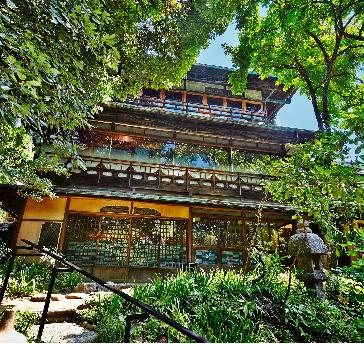 【外観】
京都屈指の観光スポット東山。高台寺近くに建つ「THE KYOTO」と呼ぶにふさわしいリゾート感溢れる約700坪の「青銅の館」で往年の宴に想いをはせるひとときを。