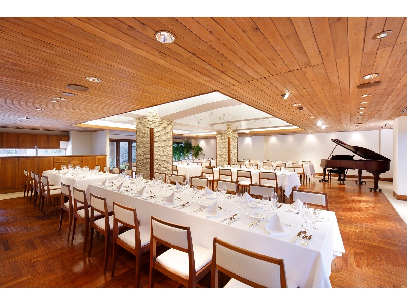 コーラル　

新しい100年を見つめて、歴史の一歩を踏み出したバンケットルーム。
室内からテラスへと続き、希望の光に満ちあふれています。
無垢の木材や珊瑚石などの天然素材は、
新しい年輪を重ねるごとに味わいを深めてゆくことでしょう。