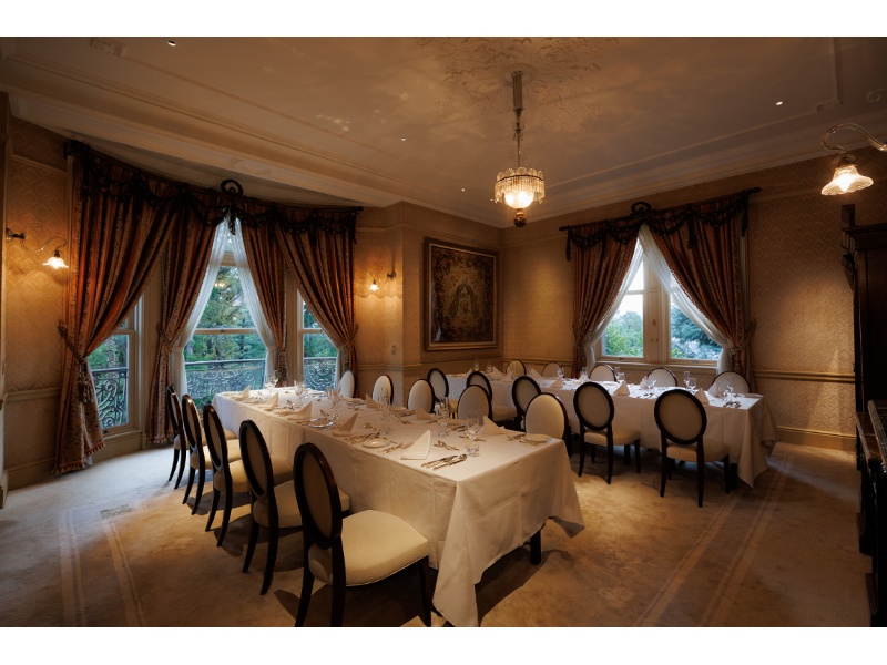 鳳凰の間

西と南、2面の大きな窓から自然光が注ぐ明るい雰囲気に包まれた一室。
扉の内側には短いアプローチが設けられています。
国内外の賓客のためのゲストルームとして使用されました。
現在はカフェ、展示会やビュッフェパーティーの場として、静かな気品をたたえています。